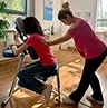 Photo d'une personne assise recevant un soin de massage Amma Assis