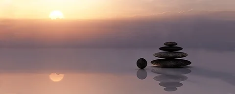 Etendue d'eau avec une pyramide de galets