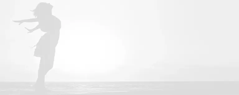 Femme en contre-jour au bord de la mer
